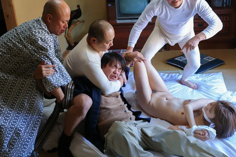ông chồng nhìn người vợ bị những tên tù vượt ngục cưỡng hiếp
